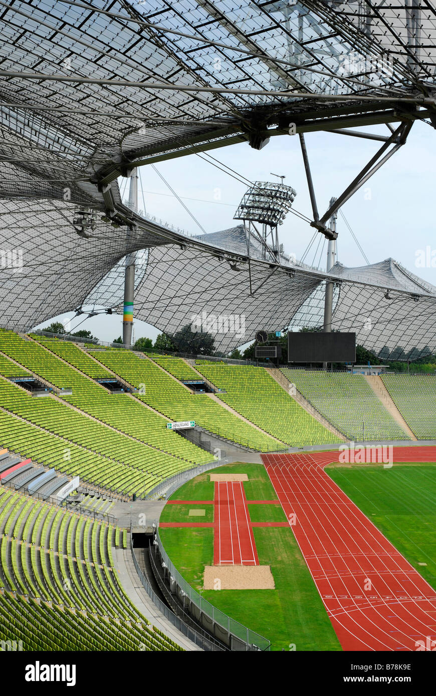 Olympia Park, Stadio Olympia a Olympiazentrum, Olympia Center, architettura moderna con una innovativa struttura del tetto, Muni Foto Stock