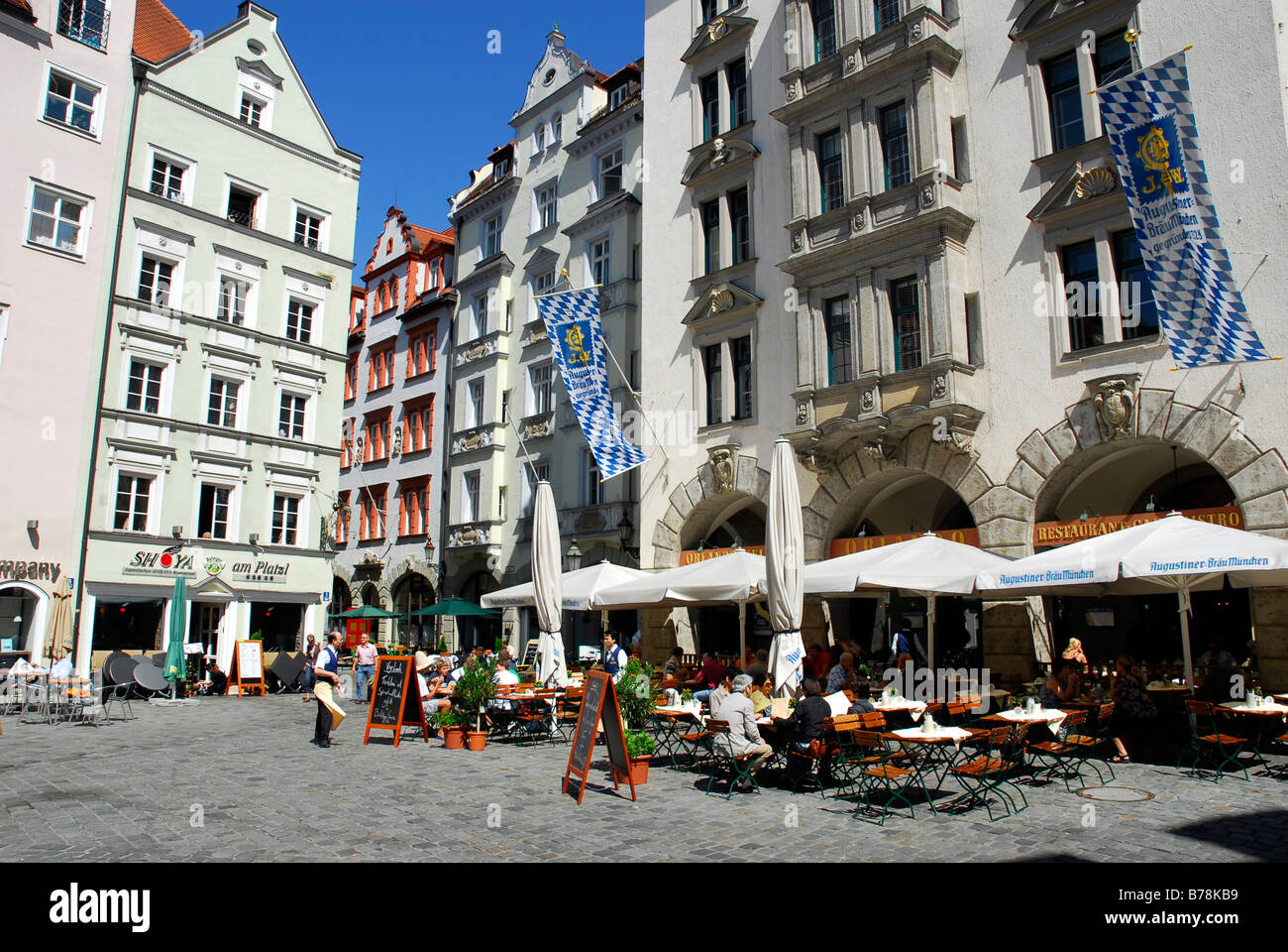 Tavoli all aperto, facciate, Am Platzl Square, il centro storico della città di Monaco di Baviera, Baviera, Germania, Europa Foto Stock