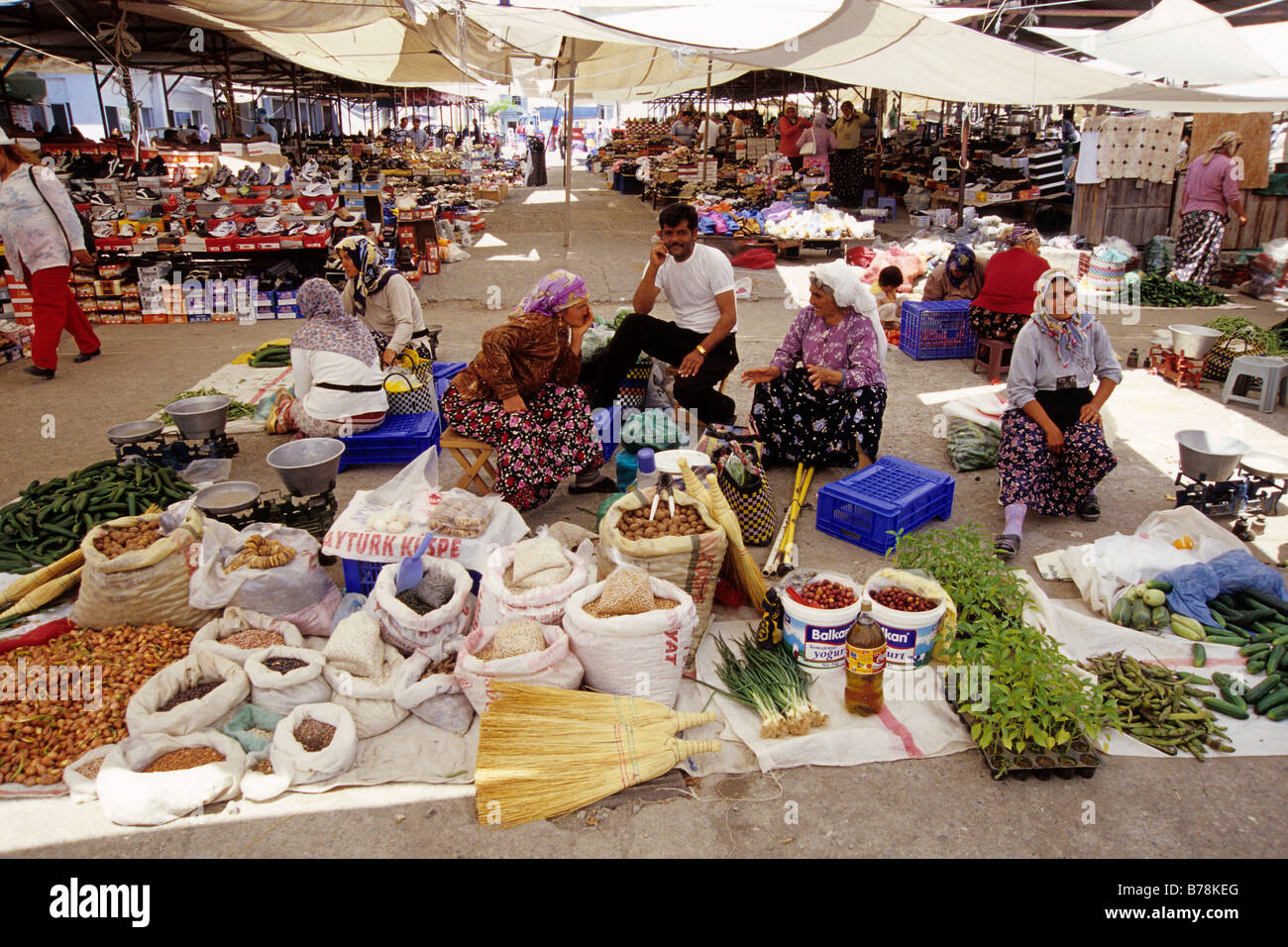 Fornitore di vegetali in un mercato, Koeycegiz nella Provincia di Mugla, Turchia Foto Stock