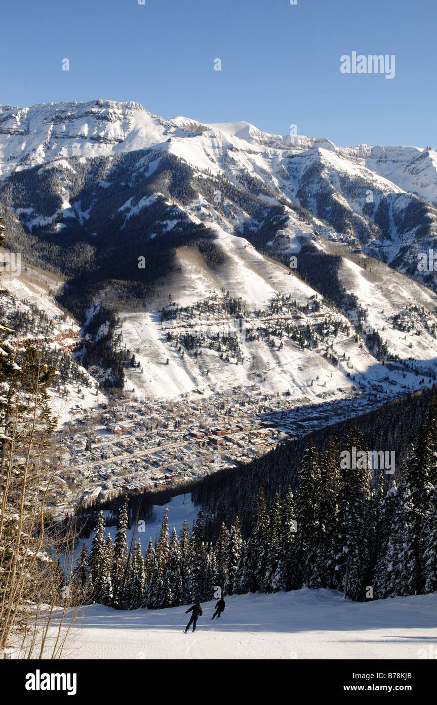 Sciatore nel vedere sempre piste, regione sciistica di Telluride, Colorado, Stati Uniti d'America, America del Nord Foto Stock