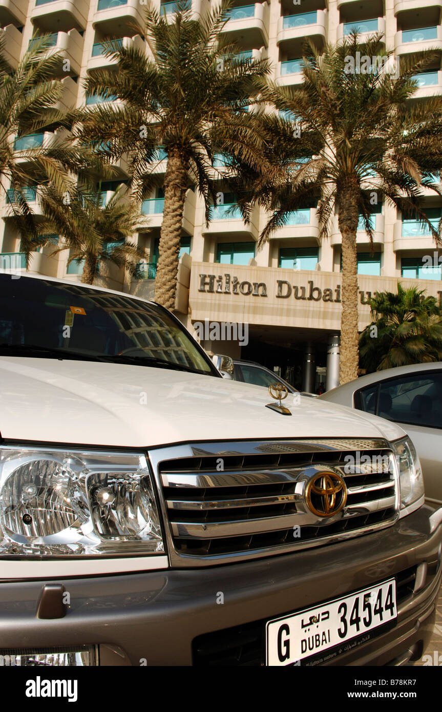Auto di fronte all'Hilton Dubai Jumeirah, Dubai, Emirati Arabi Uniti, Medio Oriente Foto Stock