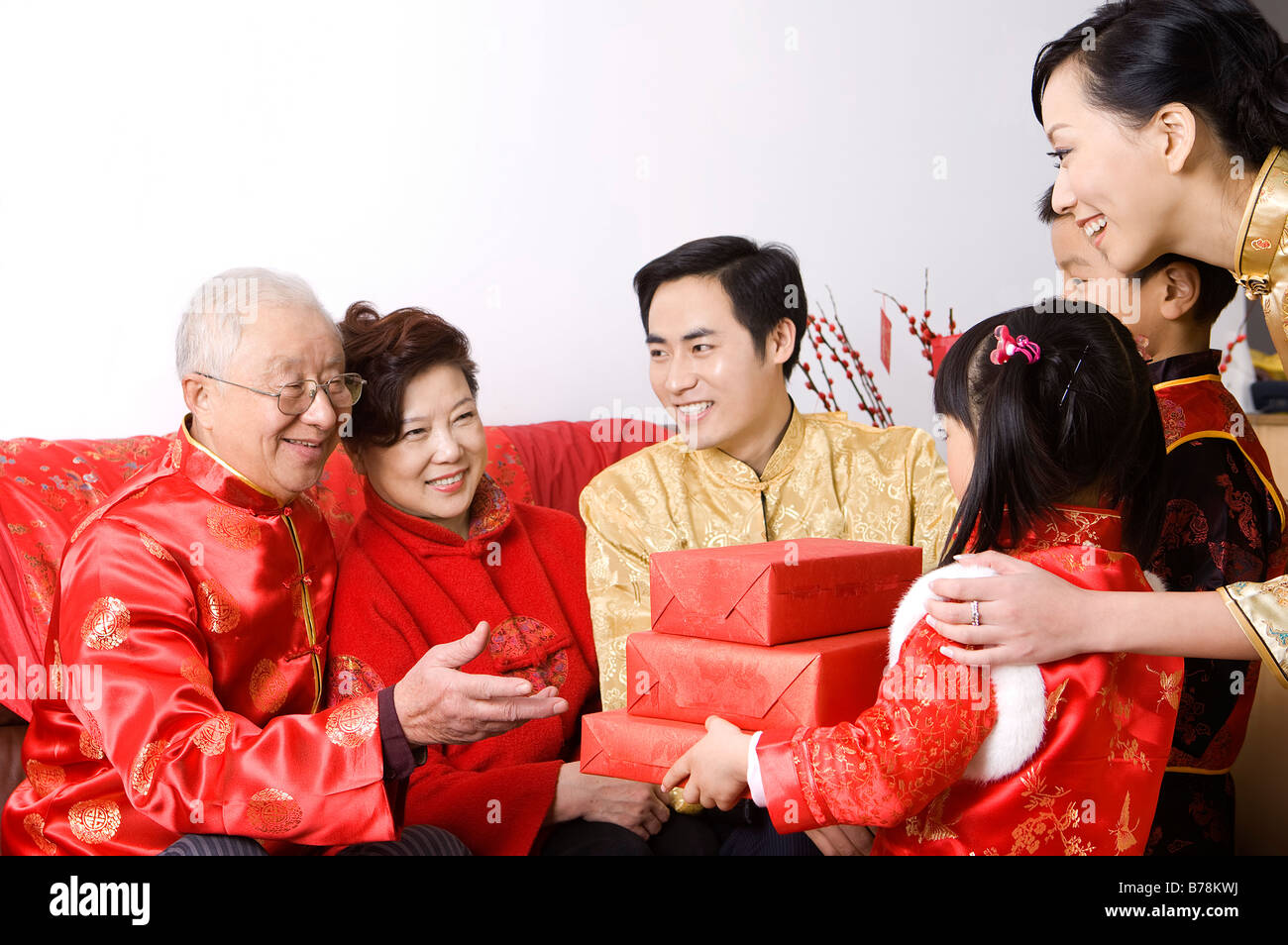 I bambini dando presenta per i nonni per festeggiare il Capodanno cinese Foto Stock