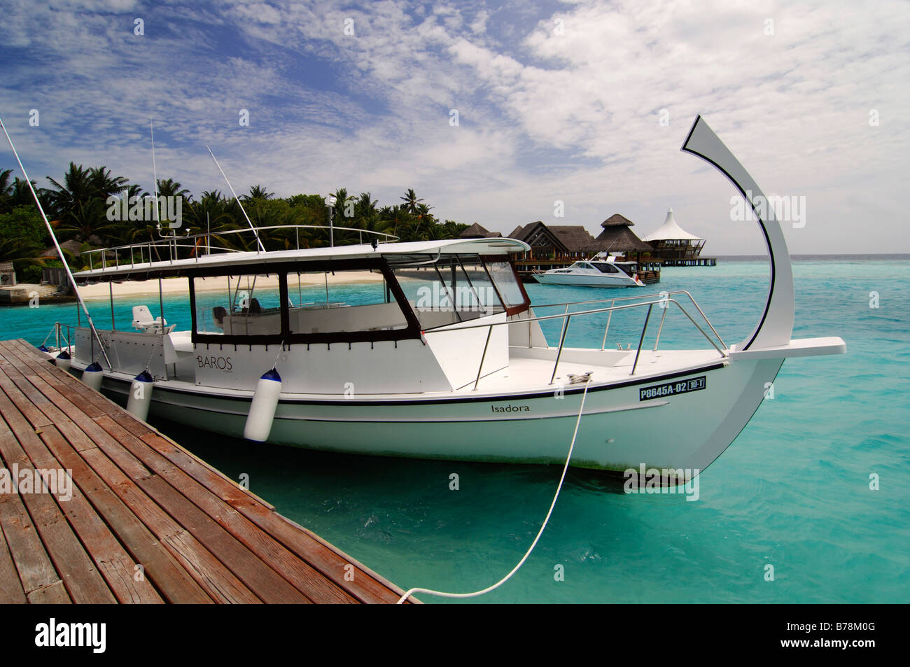 Dhoni, barca sul pontile, Baros Resort, Maldive, Oceano Indiano Foto Stock