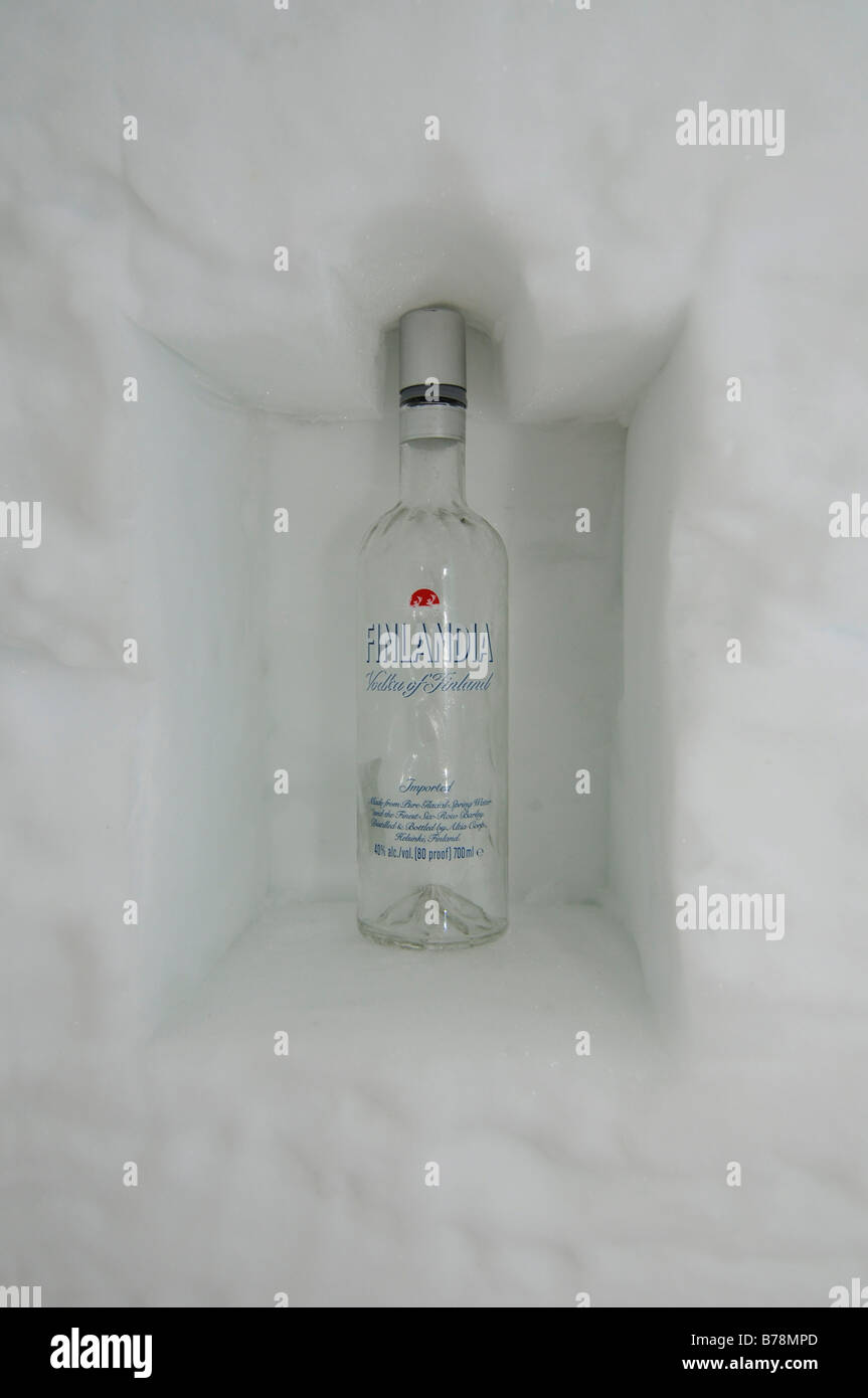 La vodka bottiglia in igloo, Icehotel Kakslauttanen, Ivalo, Lapponia,  Finlandia, Europa Foto stock - Alamy
