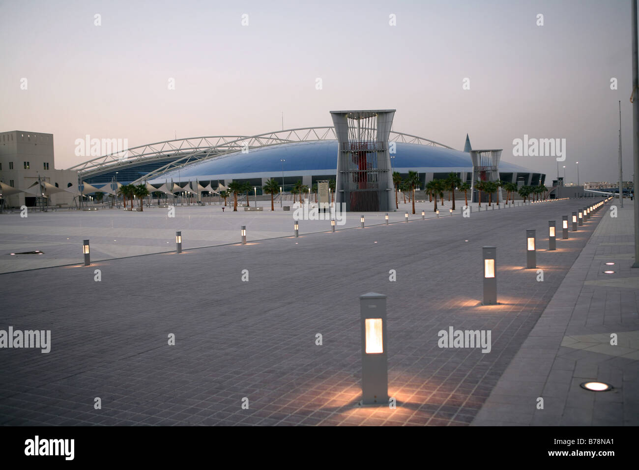 Una vista attraverso il campus del Qatar's Aspire sports academy al crepuscolo. Foto Stock