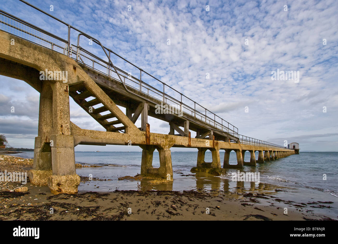 Molo Vecchio alla stazione di salvataggio a Bembridge Isle of Wight Hampshire Inghilterra Foto Stock