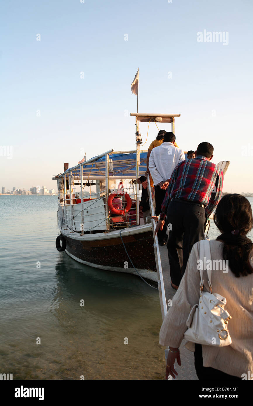 Fondo asilo a bordo di una dhow piacere alla Corniche nella baia di Doha, Qatar,nel 2008. Foto Stock