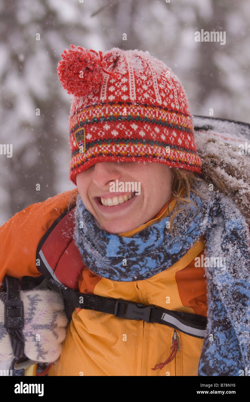 Una donna con il suo cappello tirato giù sopra il suo viso mentre con le  racchette da neve durante una tempesta di neve tempesta vicino Truckee in  California Foto stock - Alamy