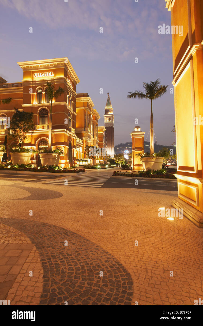 Il Four Seasons Hotel al tramonto con il Venetian Hotel In background, Macao Foto Stock