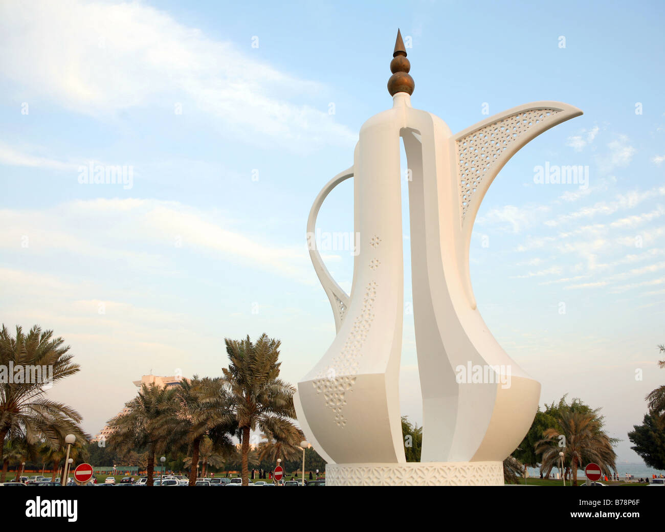 La "Allah " caffè-pot monumento sulla Corniche a Doha, in Qatar. Foto Stock