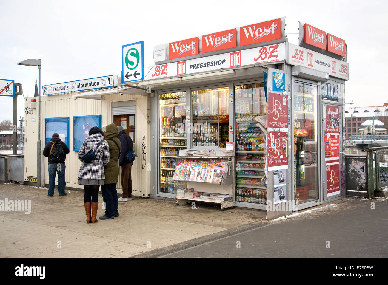 Cigarete stand a Berlino la S-Bahn, Foto Stock