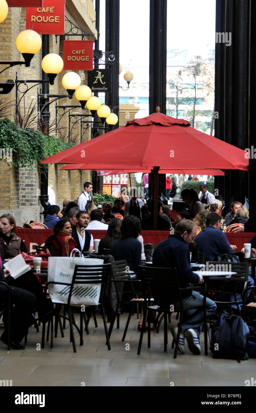 Starbucks Coffee Shop vicino al Tower Bridge di Londra Foto Stock