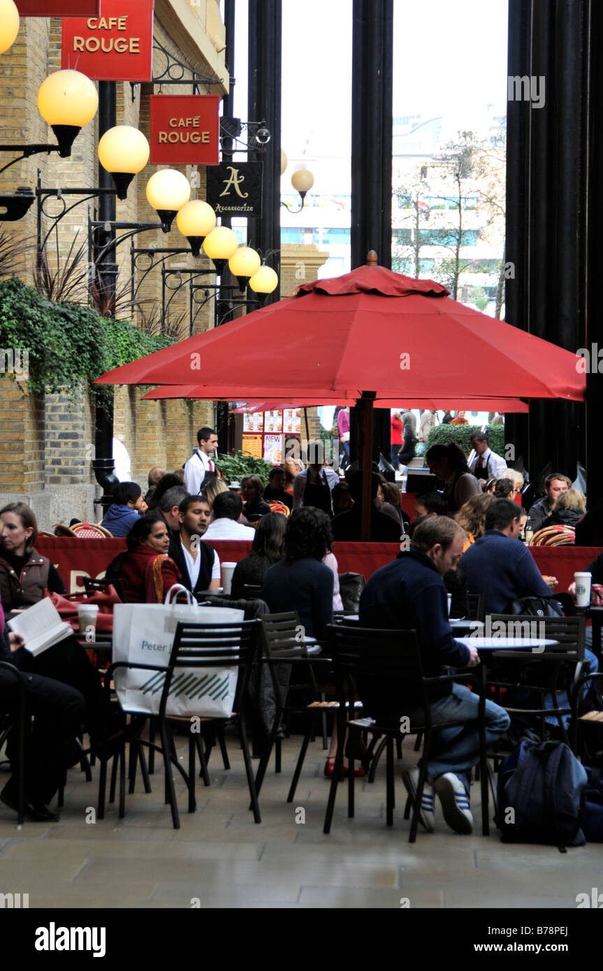 Starbucks Coffee Shop vicino al Tower Bridge di Londra Foto Stock