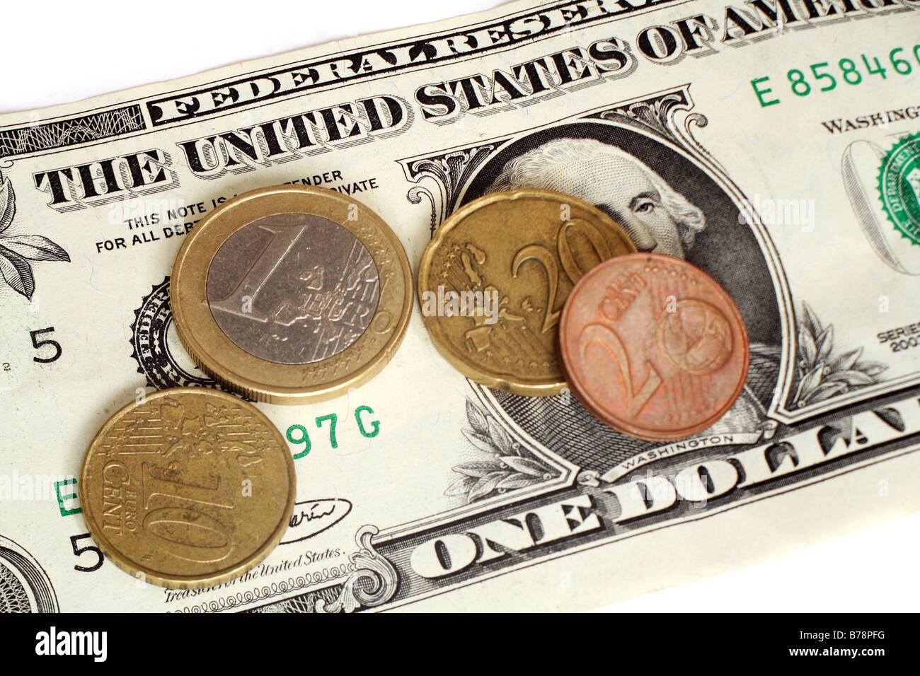 Un dollaro con le monete in euro per un totale E1.32 - circa uguale al valore della valuta statunitense. Foto Stock