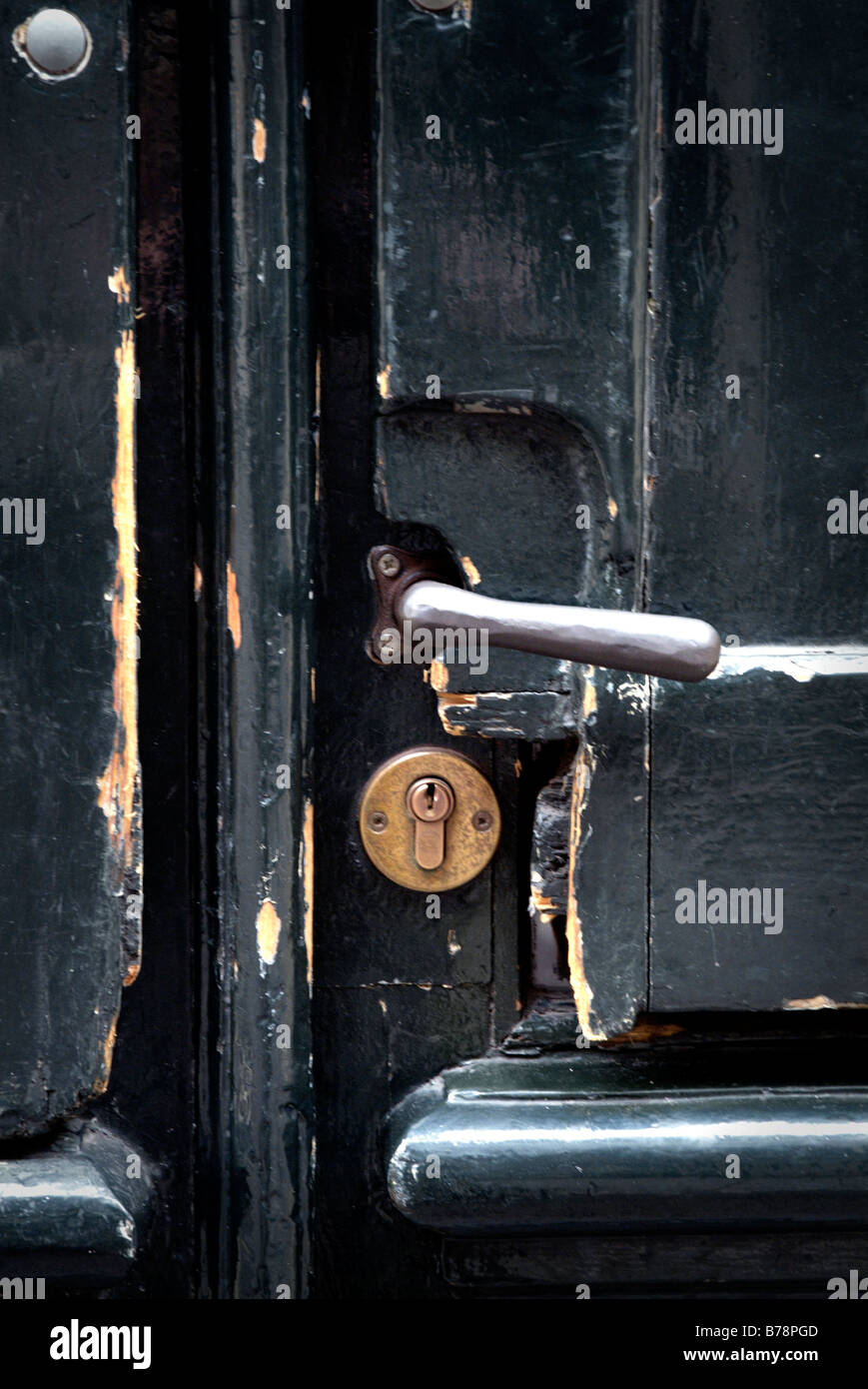 Danneggiato in legno dipinto di verde porta Foto Stock