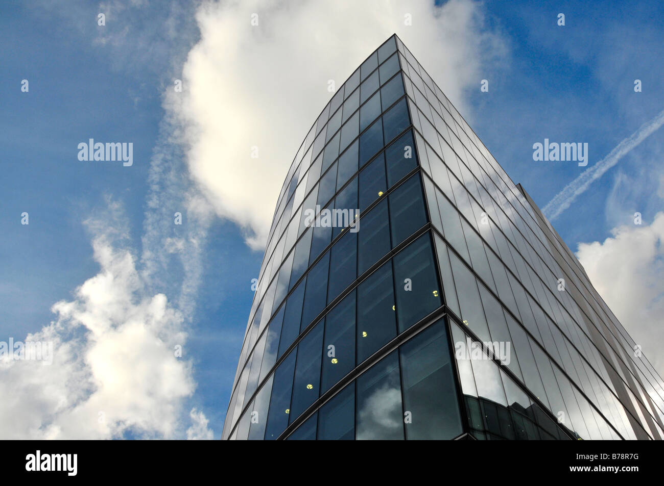 Angolare contemporaneo moderno blocco ufficio sky edificio raschiatore su Tower Bridge London UK Europa Foto Stock