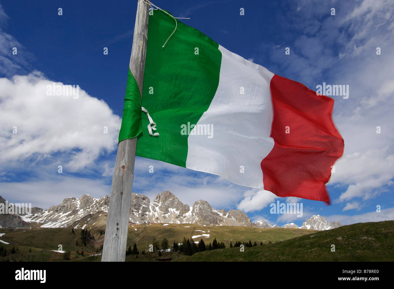Bandiera Italiana a Groedner Joch, Alpi Dolomitiche, Alto Adige, Italia, Europa Foto Stock