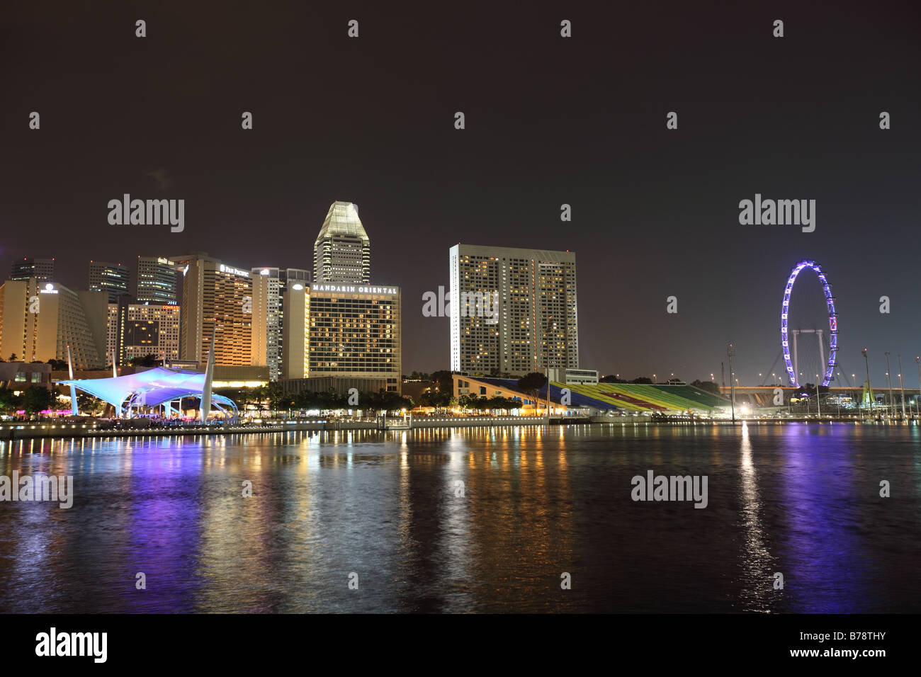 Skyline di Singapore business district. Vista Nihgh Foto Stock