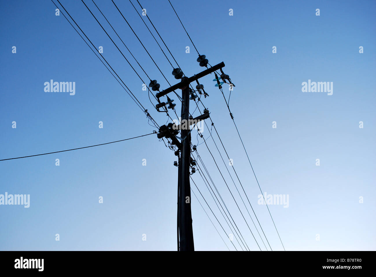 Tralicci contro un cielo blu Foto Stock