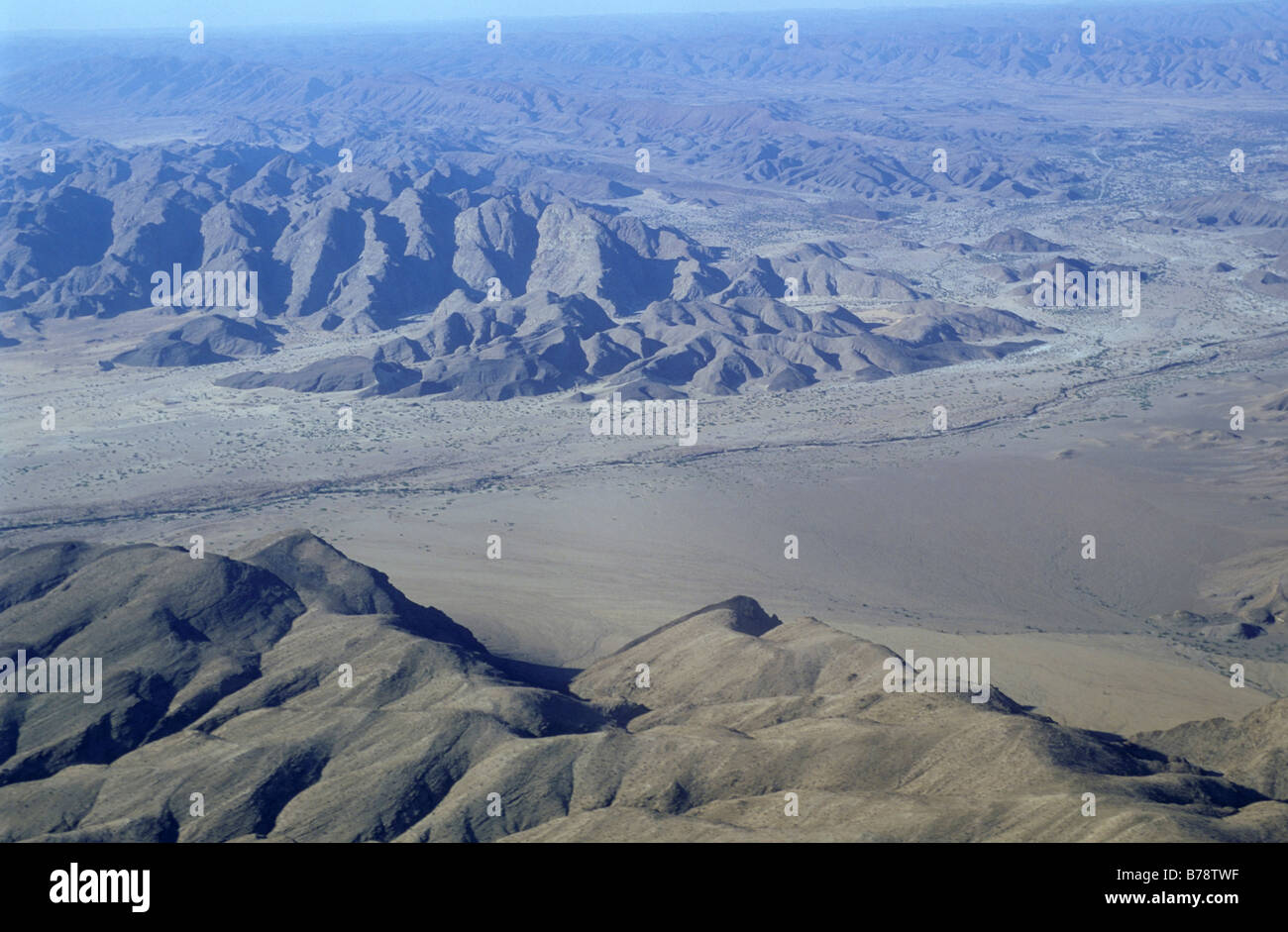Vista aerea di montagne e pianure di ghiaia in Damaraland Foto Stock