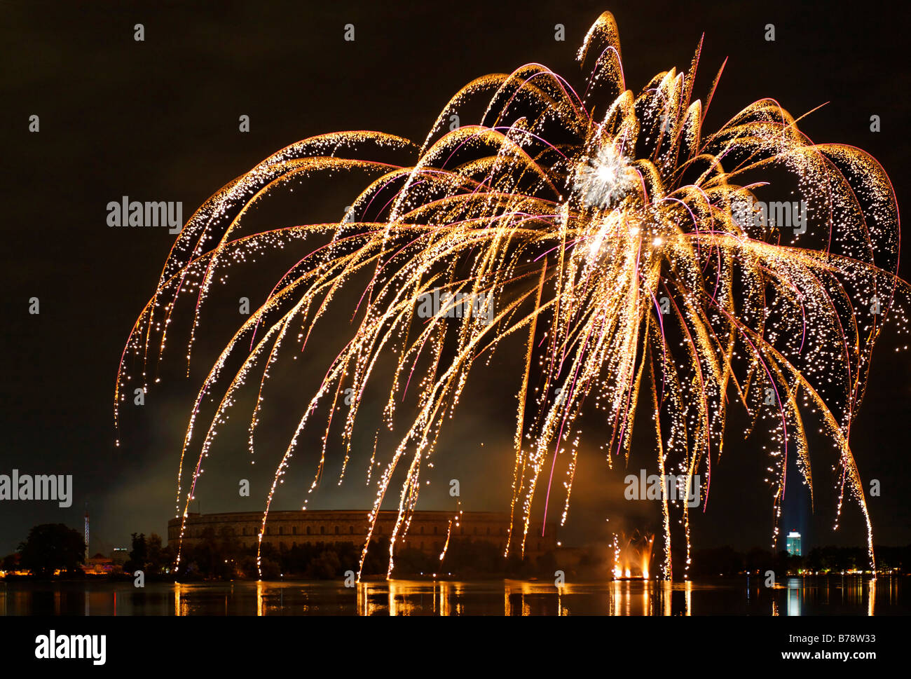 Fuochi d'artificio di autunno folk festival sopra Grosser Dutzendteich nella parte anteriore della sala congressi del partito nazista motivi rally, Norimberga, Mi Foto Stock