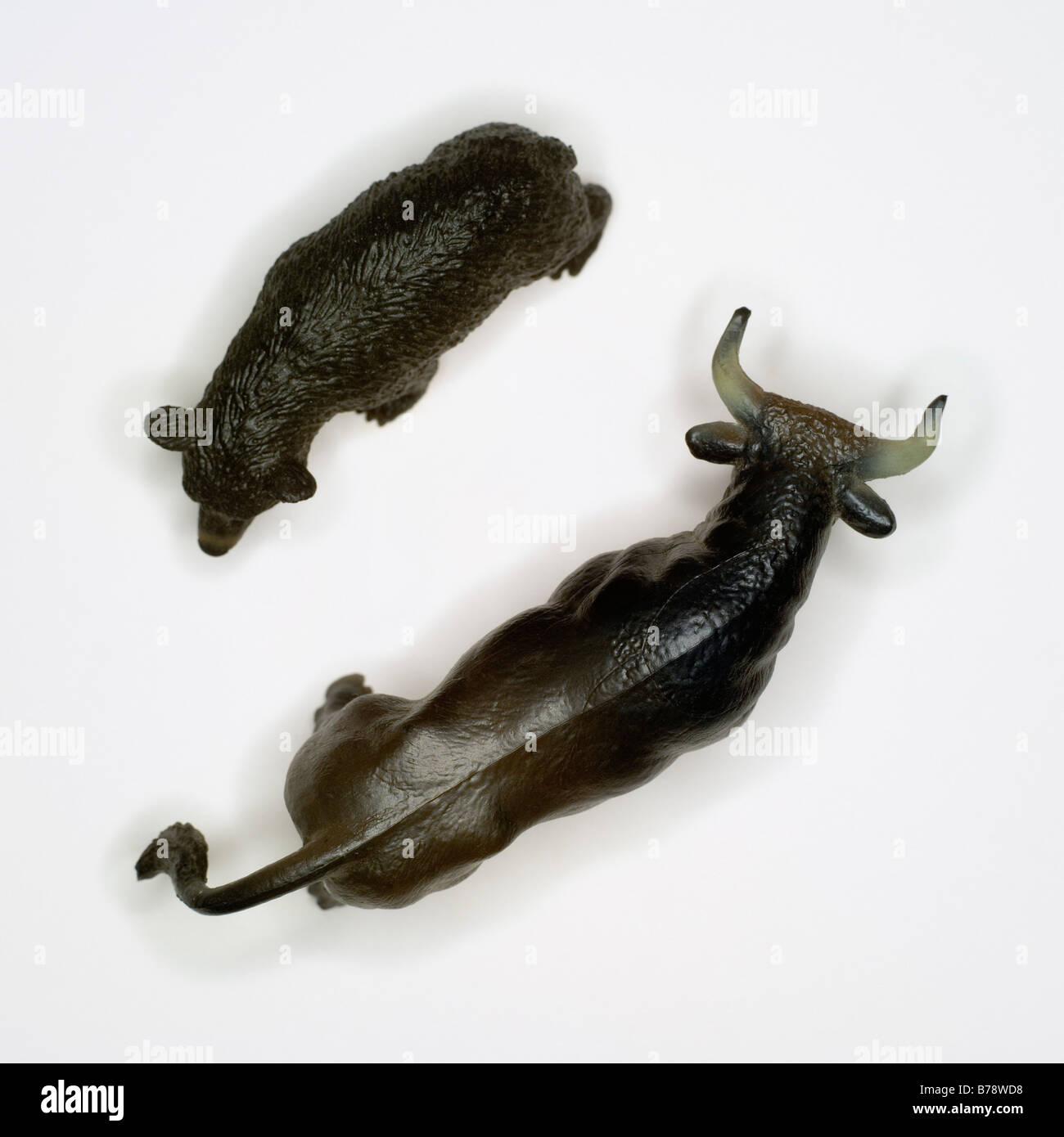 Bull e bear figurine, vista in elevazione Foto Stock