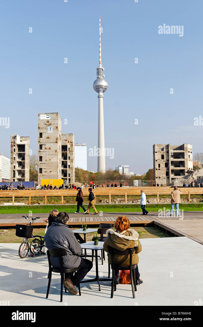 I turisti alla ricerca verso i detriti di demolizione del Palast der Republik e Fernsehturm in Berlin-Mitte, Germania, Europa Foto Stock