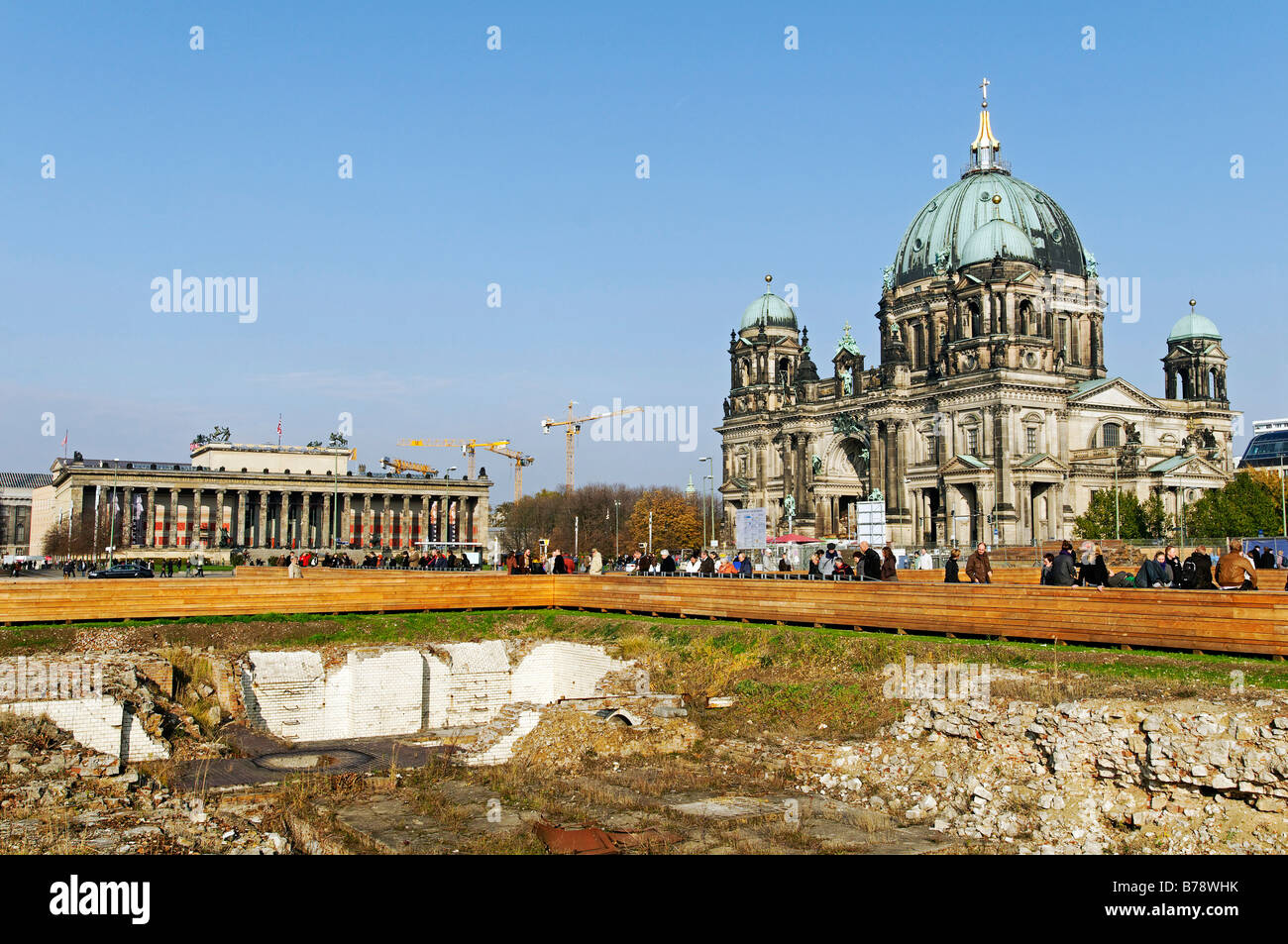 Aborigeno di legno intorno le rovine del Berliner Stadtschloss davanti alla Cattedrale di Berlino e il vecchio Museo di Berlino Mitte, Ger Foto Stock