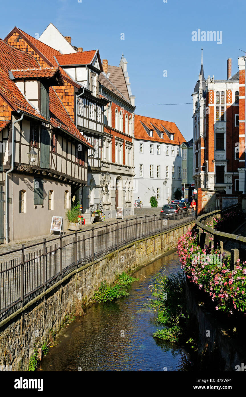 Canal attraverso Quedlinburg, Sito Patrimonio Mondiale dell'UNESCO, Sassonia-Anhalt, Germania, Europa Foto Stock