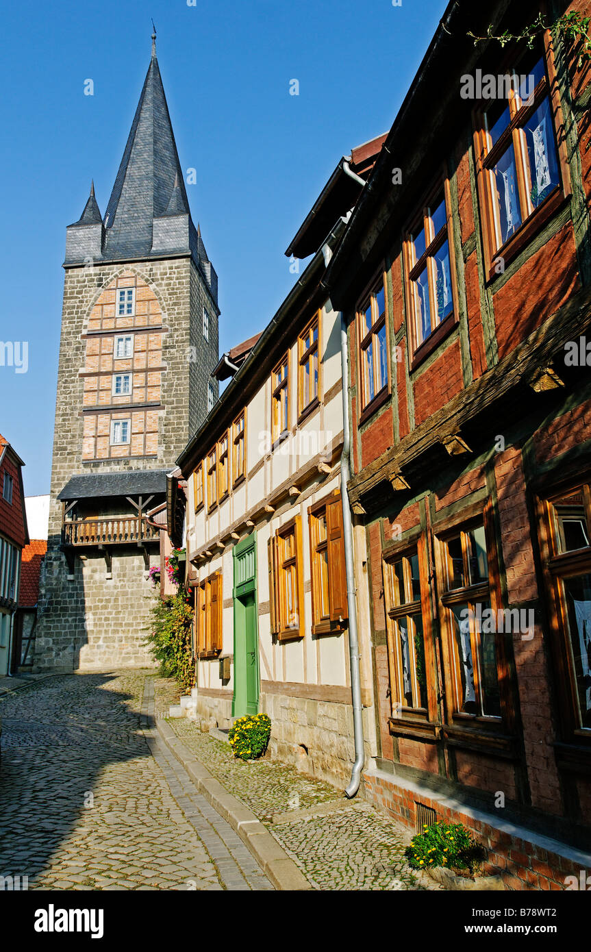 Vicolo e chiesa guglia a Quedlinburg, Sito Patrimonio Mondiale dell'UNESCO, Sassonia-Anhalt, Germania, Europa Foto Stock