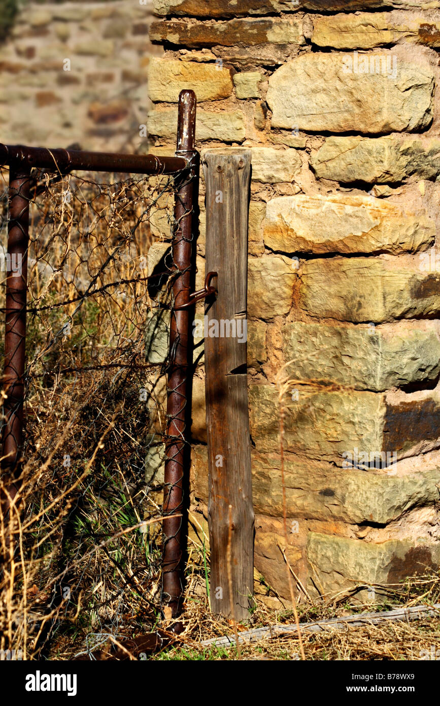 Acciaio arrugginito gate di un kraal arenaria Foto Stock