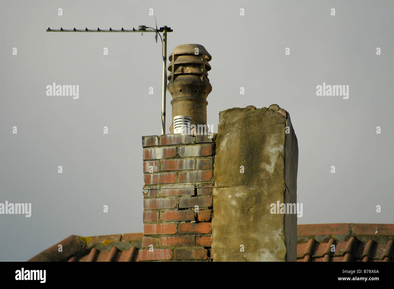 Decrepito cercando camino su un tetto con un Ariel attaccata Foto stock -  Alamy