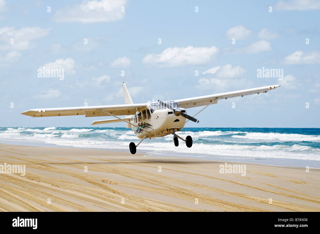 Piano di atterraggio su 75-Mile Beach L'Isola di Fraser, Queensland, Australia Foto Stock