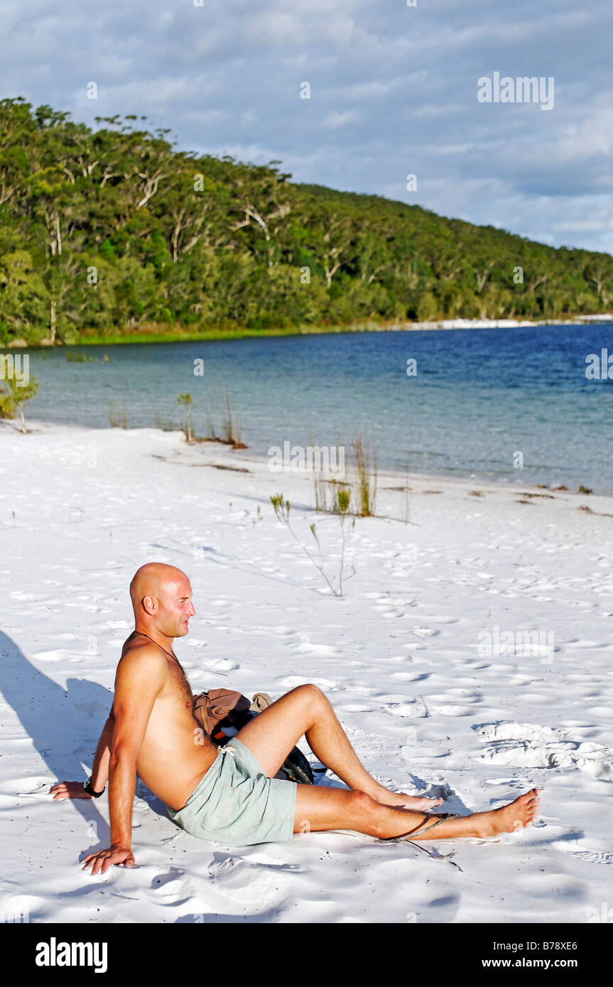 L uomo sulla spiaggia al Lago McKenzie, l'Isola di Fraser, Queensland, Australia Foto Stock