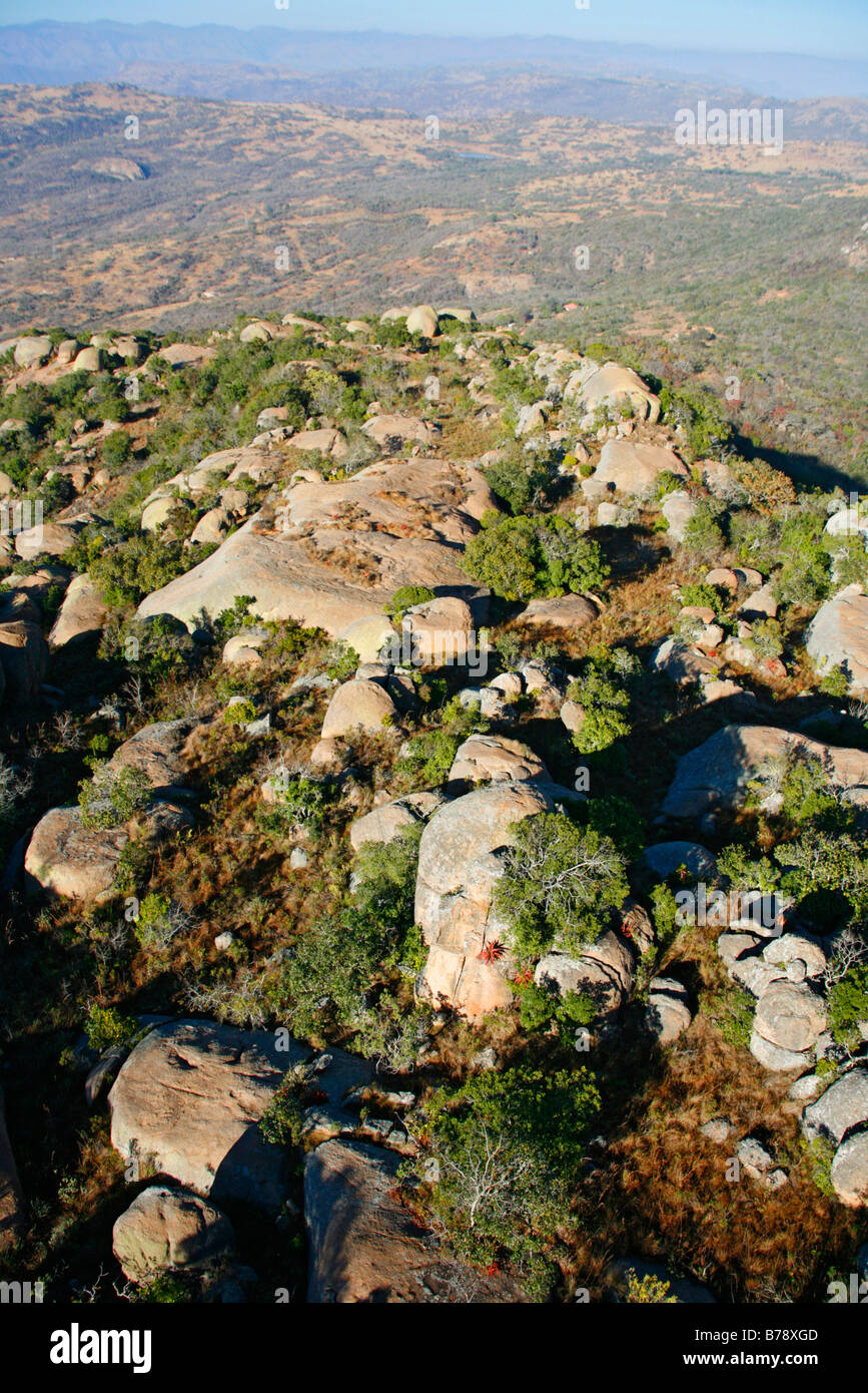 Vista aerea del granito koppies e vegetazione naturale nel Mpumalanga Lowveld Foto Stock
