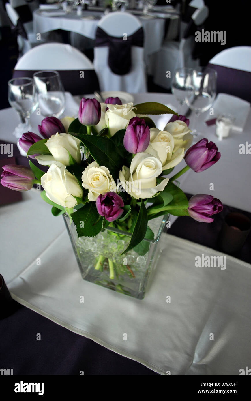 Fiori su un set table Foto Stock