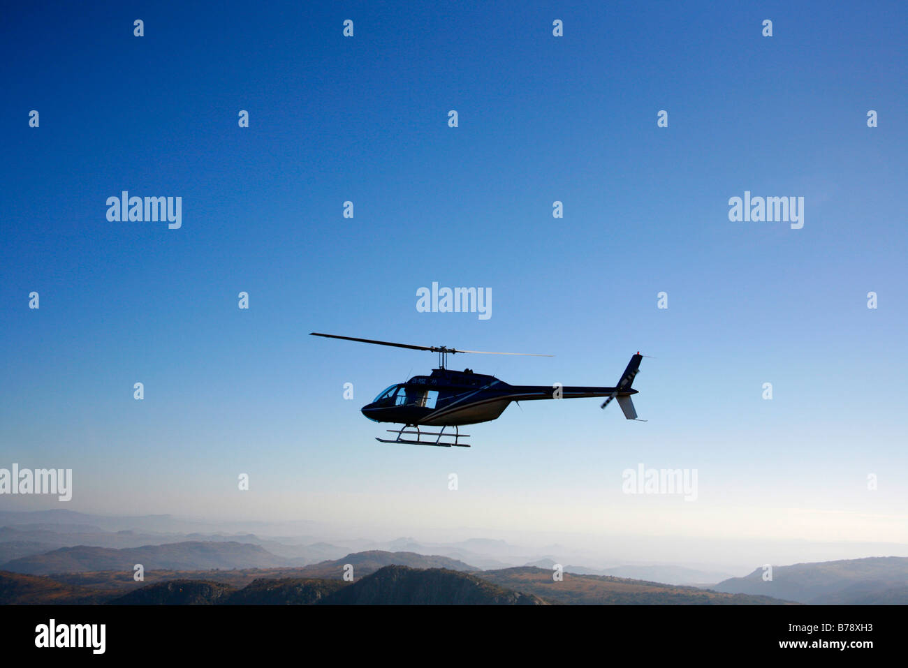 Elicottero in volo su campagna Foto Stock
