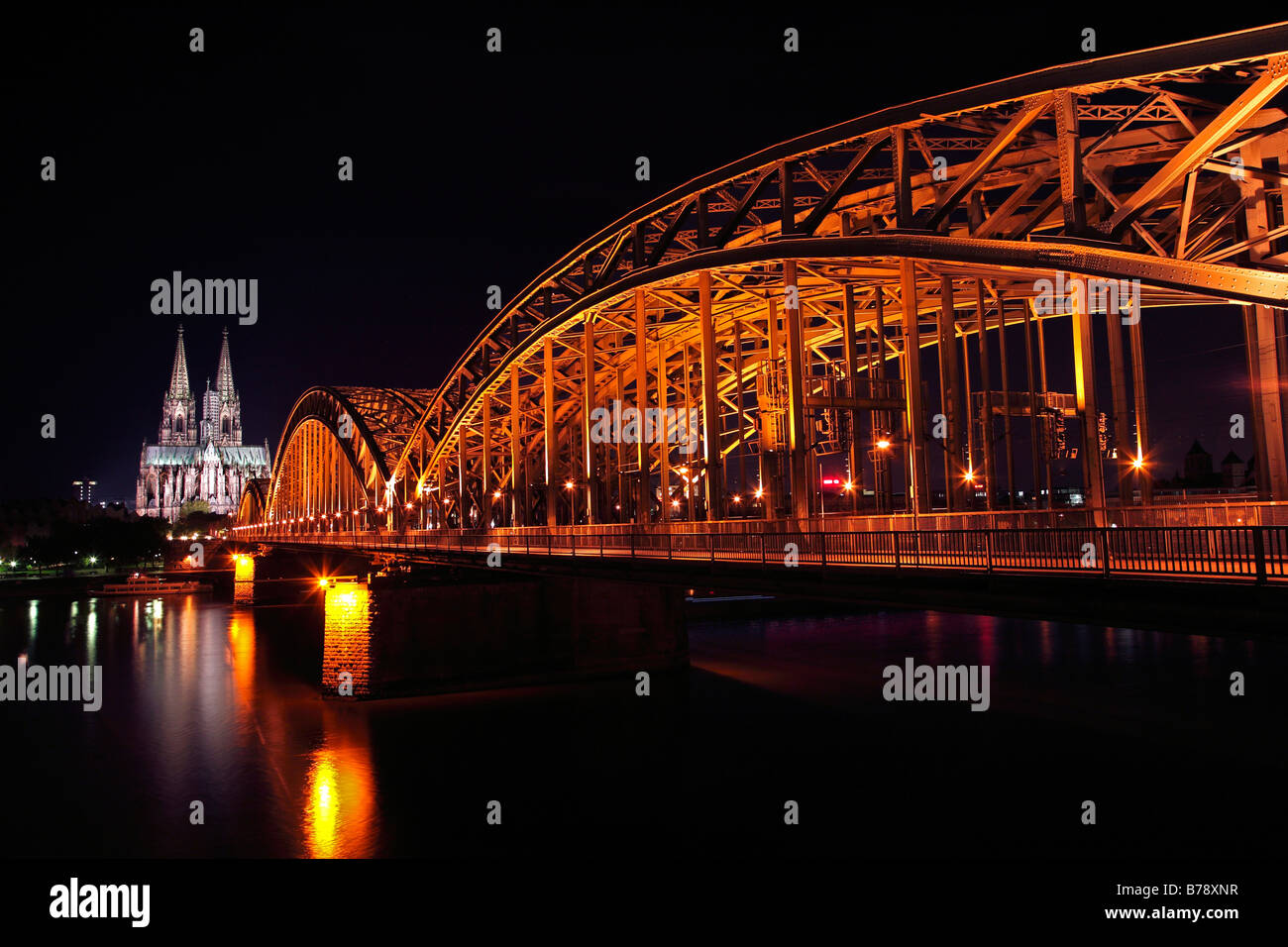 Hohenzollernbruecke bridge e la Cattedrale di Colonia, notte fotografia, Colonia, nella Renania settentrionale-Vestfalia, Germania, Europa Foto Stock