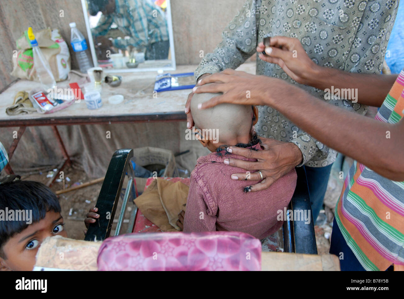 Testa del bambino che viene rasata, Ram Devra pellegrini festival, Ramdevra, Pokhran, Rajasthan, India del Nord, Asia Foto Stock