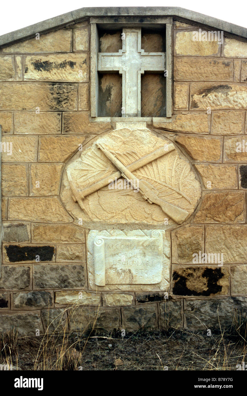 Commemorative bassorilievo presso il cimitero Militare Italiano Foto Stock
