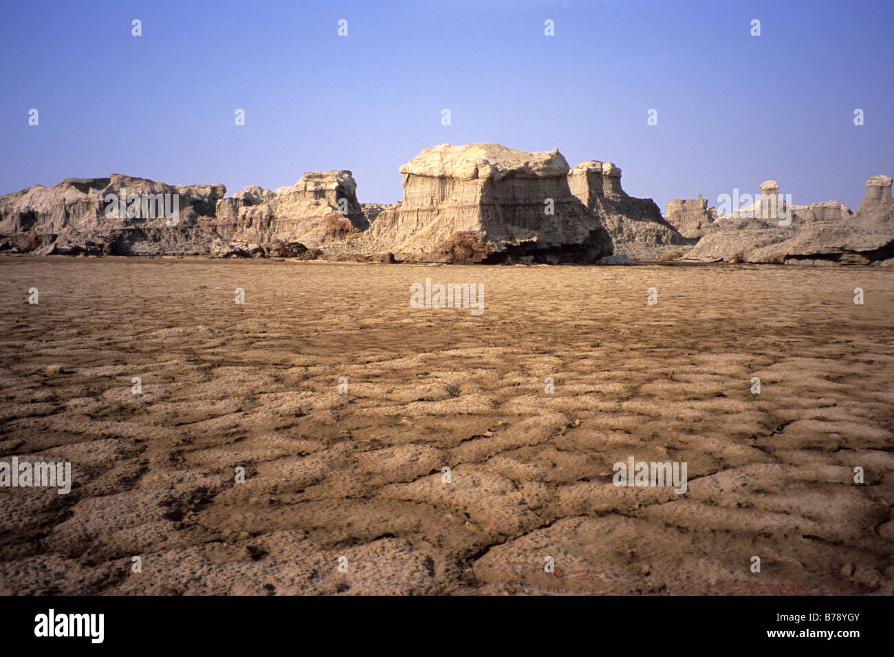 Soluzione salina hot springs e cristalli di sale a Dallol. 116m sotto il livello del mare. Foto Stock