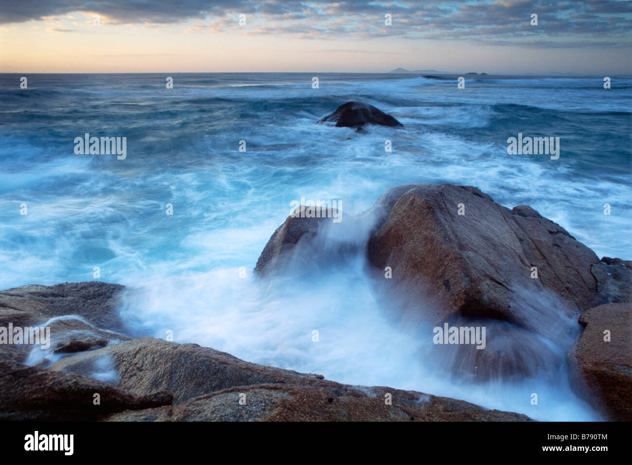 Onde e surf in testa Hat National Park, New South Wales, Australia Foto Stock