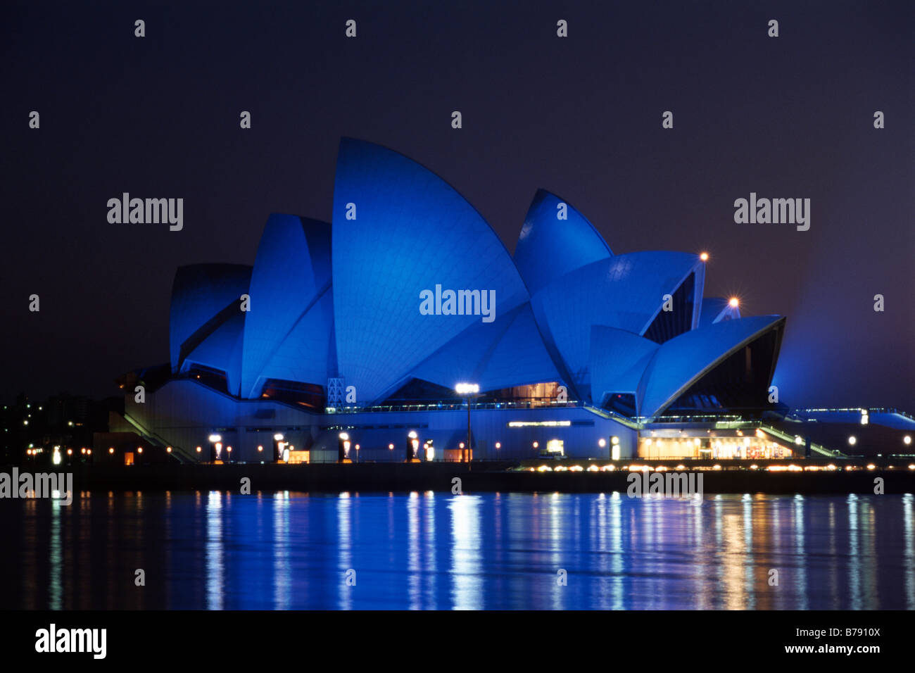 Sydney Opera House illuminato in blu colore di notte, Sydney, Nuovo Galles del Sud, Australia Foto Stock