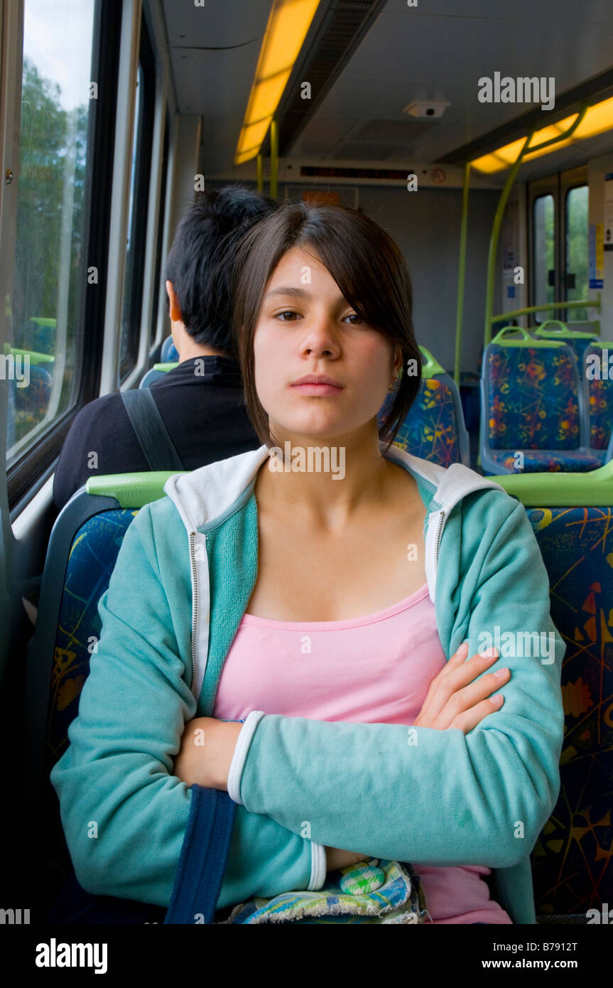 Ragazza giovane passeggero a Melbourne il treno suburbano service Foto Stock