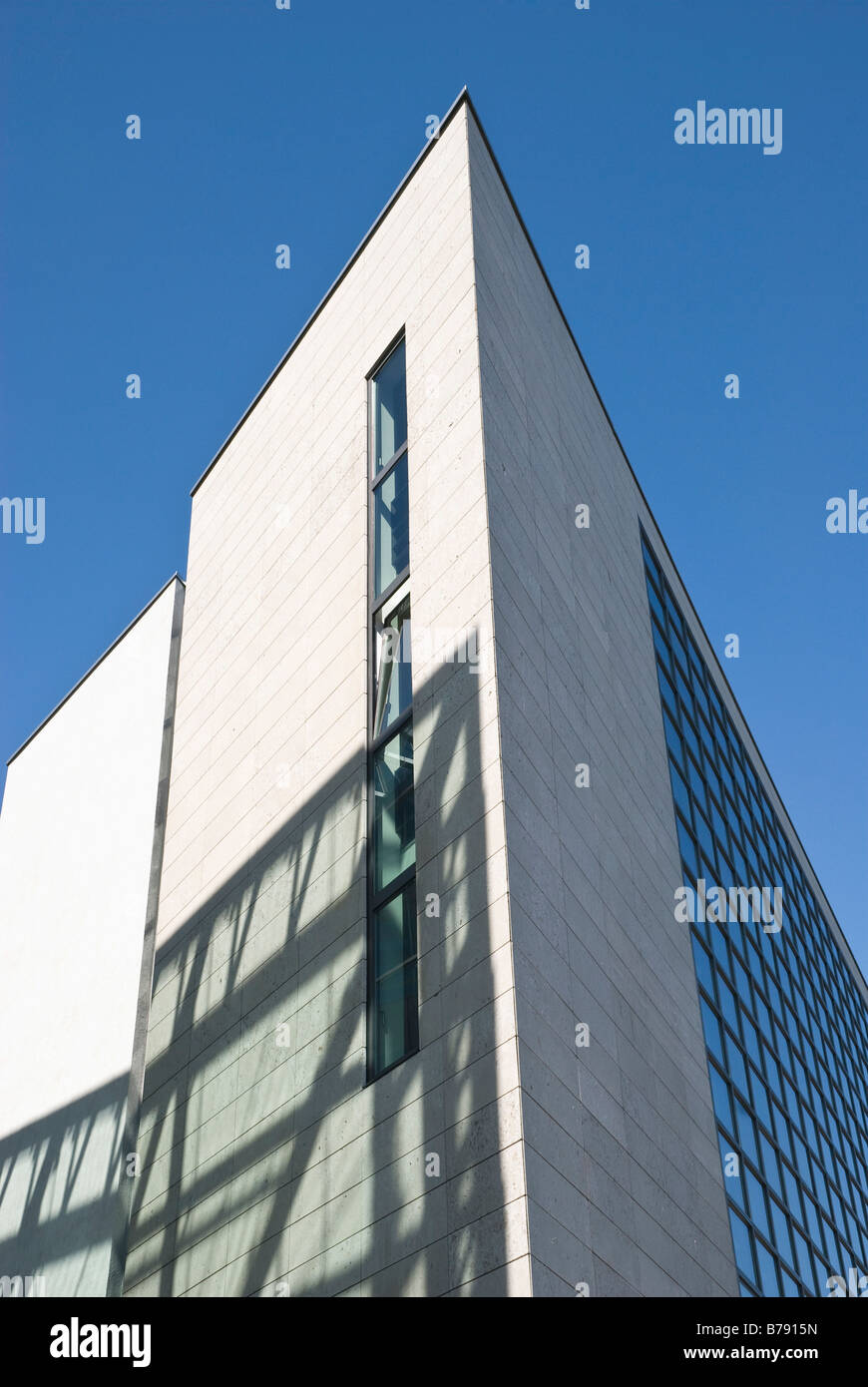 Germania, Berlino, moderno edificio a basso angolo di visione Foto Stock