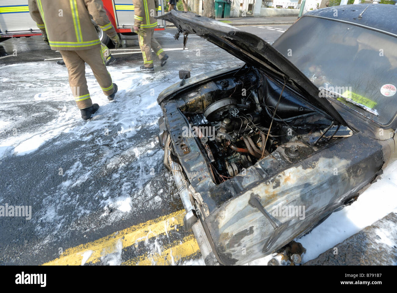 Bruciata auto di schiuma del motore per i vigili del fuoco i vigili del fuoco Foto Stock