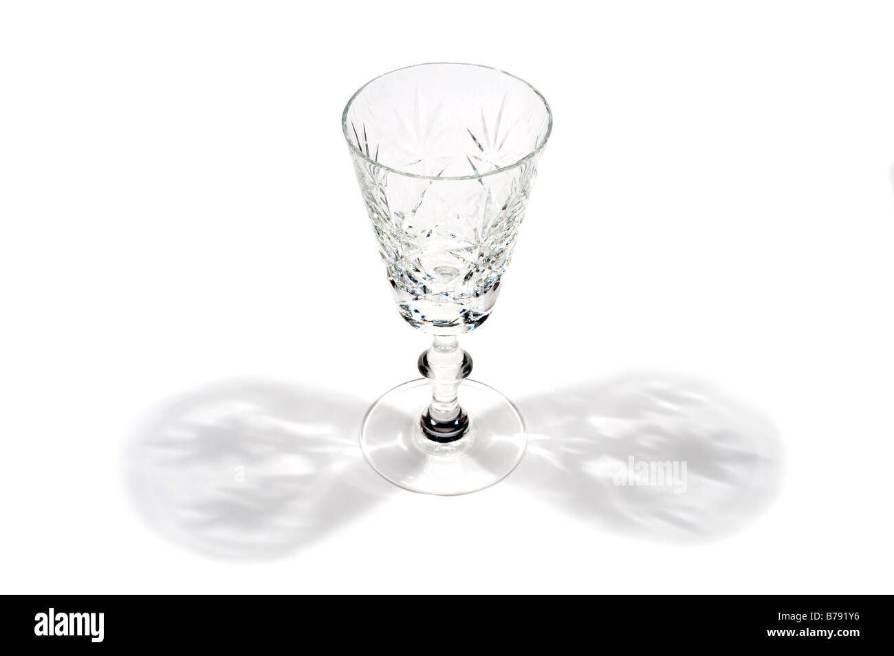Vuoto singolo cristallo di vetro di vino su uno sfondo bianco Foto Stock