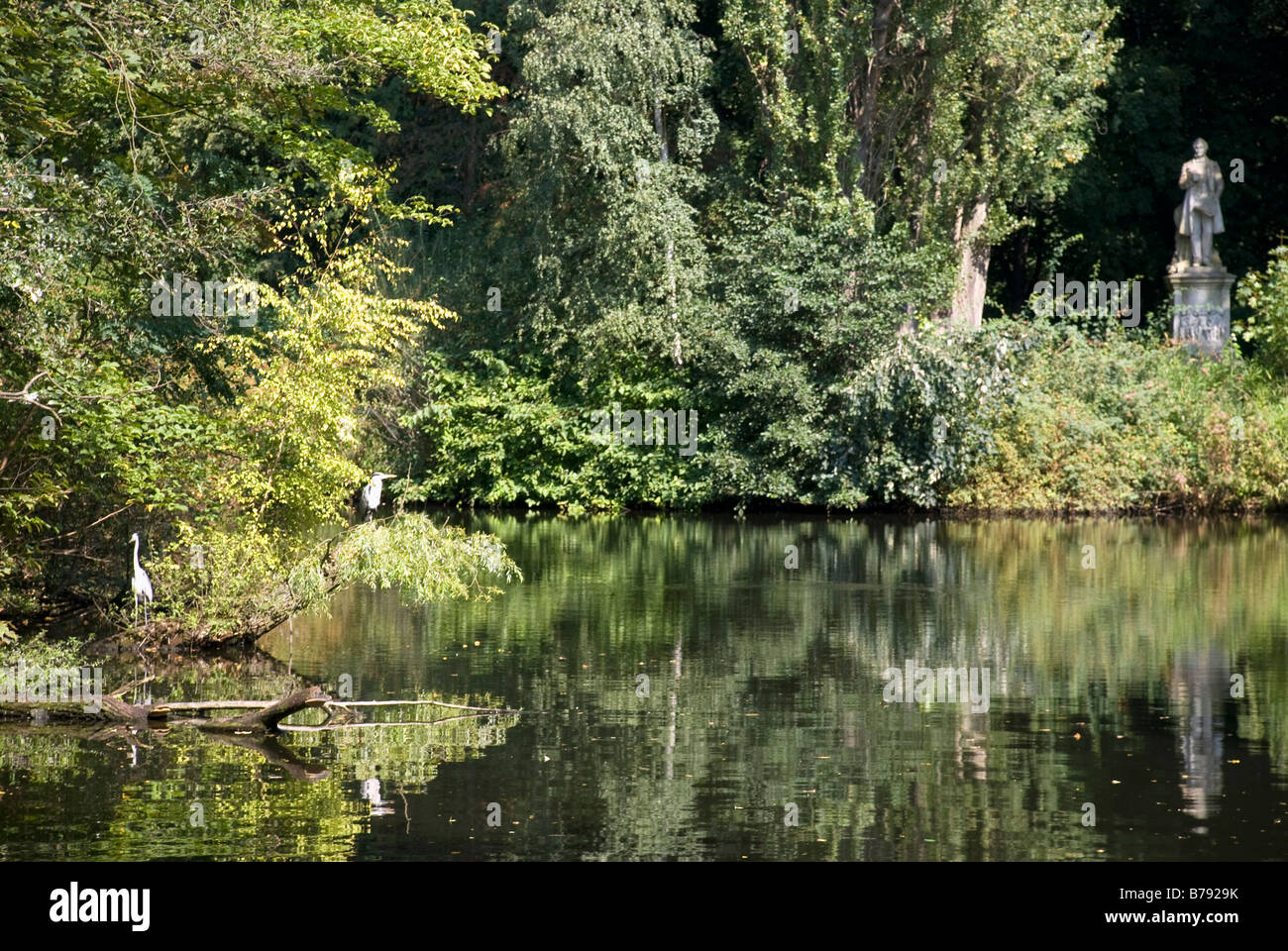 Germania, Berlino, il Tiergarten, Lago, scultura in background Foto Stock