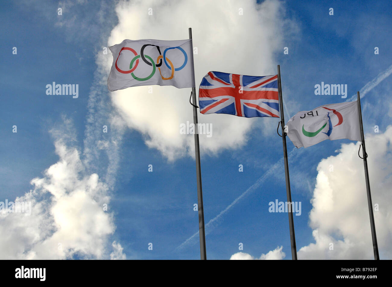 La bandiera olimpica prende il suo posto accanto all'Unione Jack nella parte anteriore del Tower Bridge al di fuori di Londra City Hall. Foto Stock