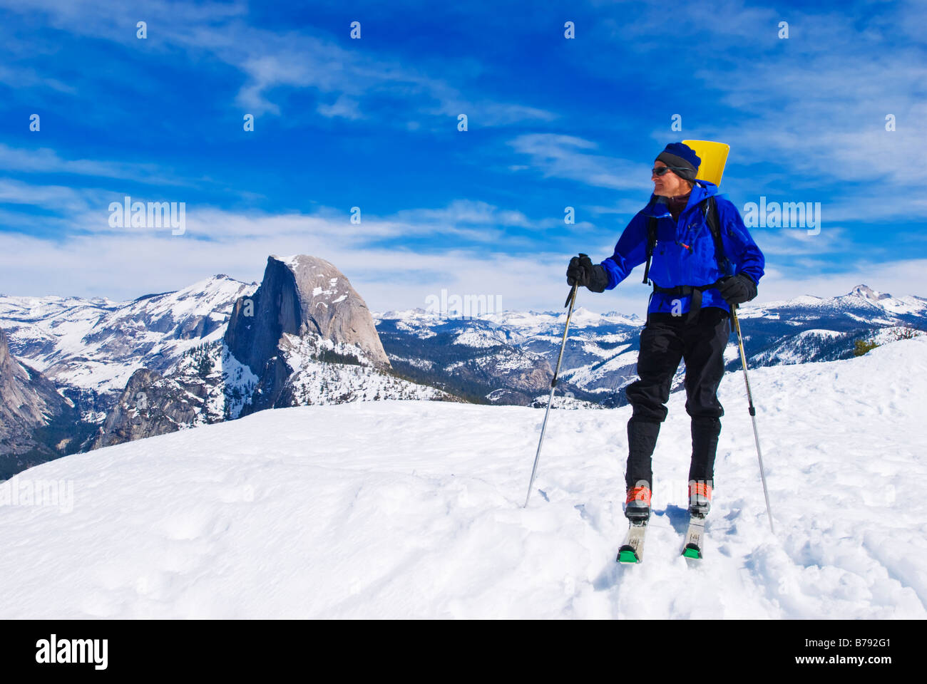 Backcountry rider e mezza cupola dal punto ghiacciaio del Parco Nazionale Yosemite in California Foto Stock